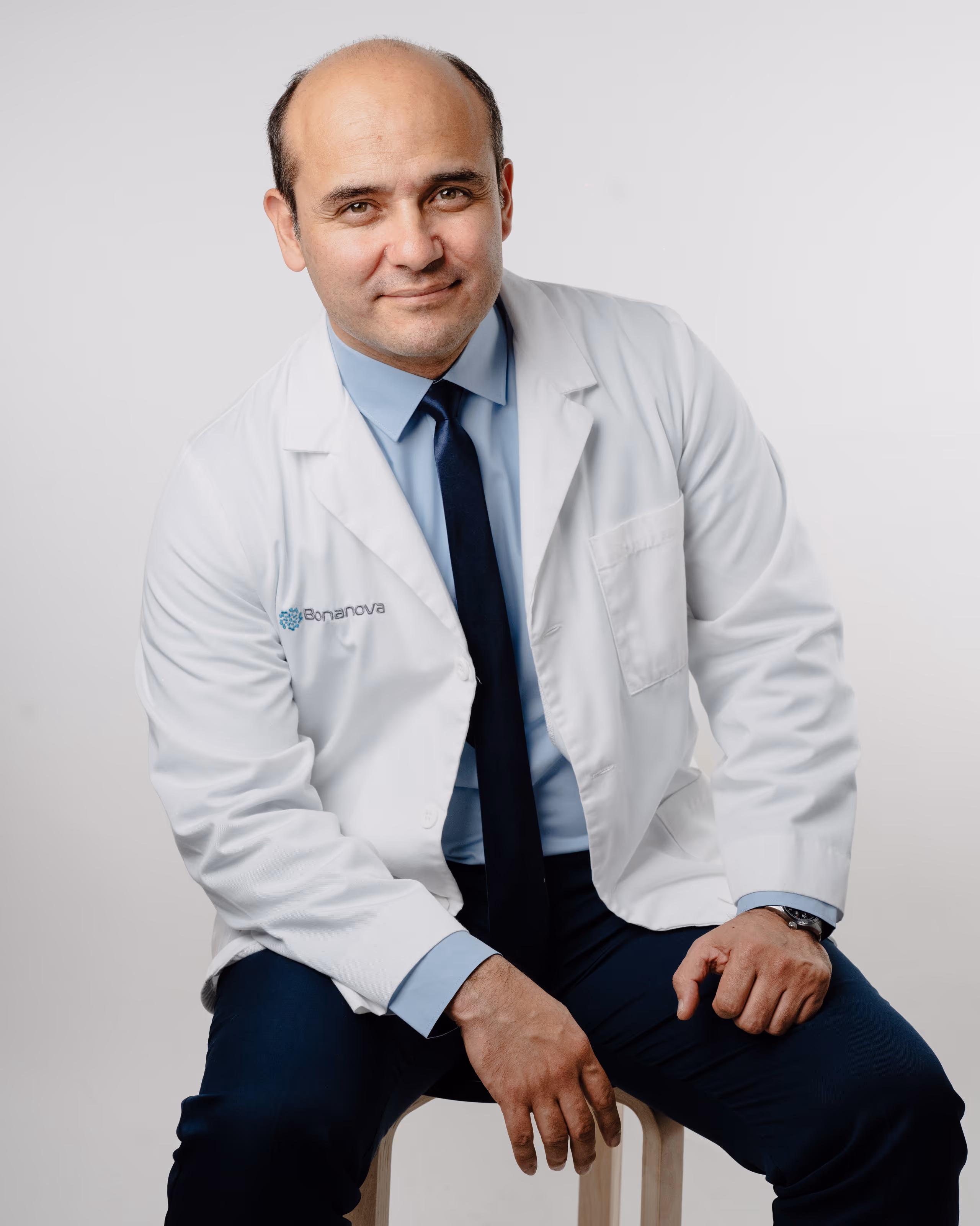 Dr. Rodrigo Ramazzini en su consulta, Zona 15 Guatemala