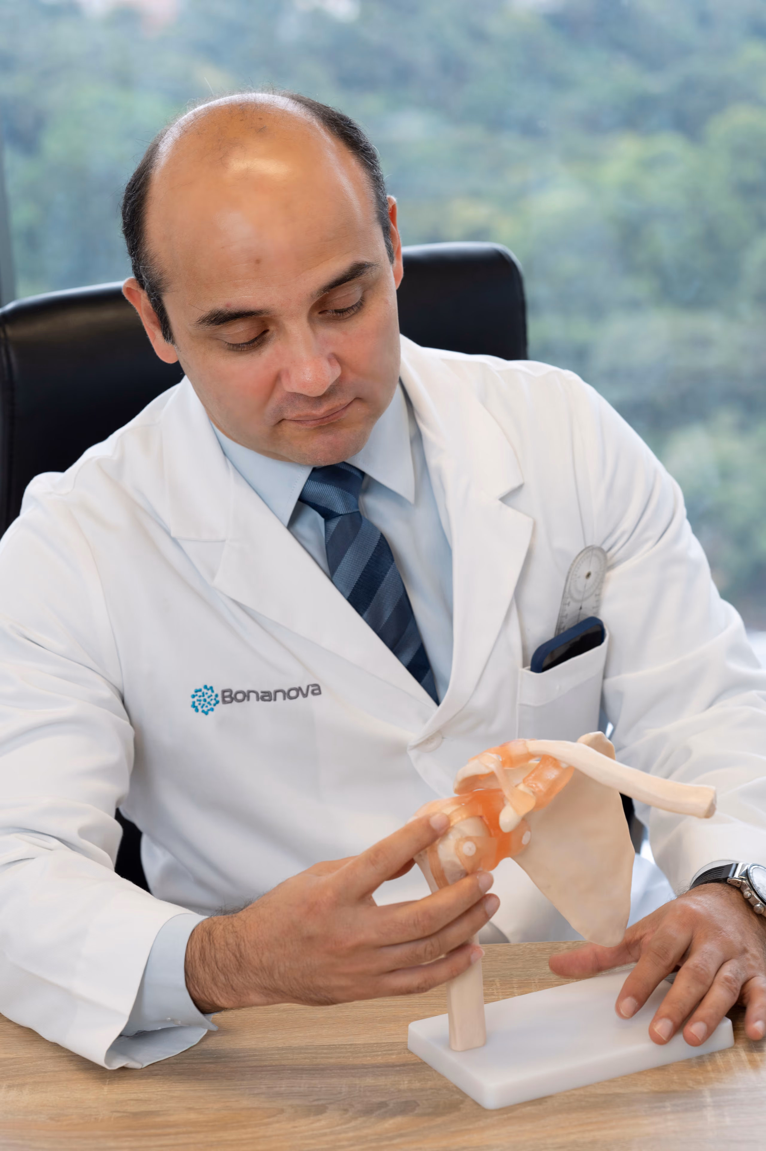 Dr. Rodrigo Ramazzini checking shoulder joint