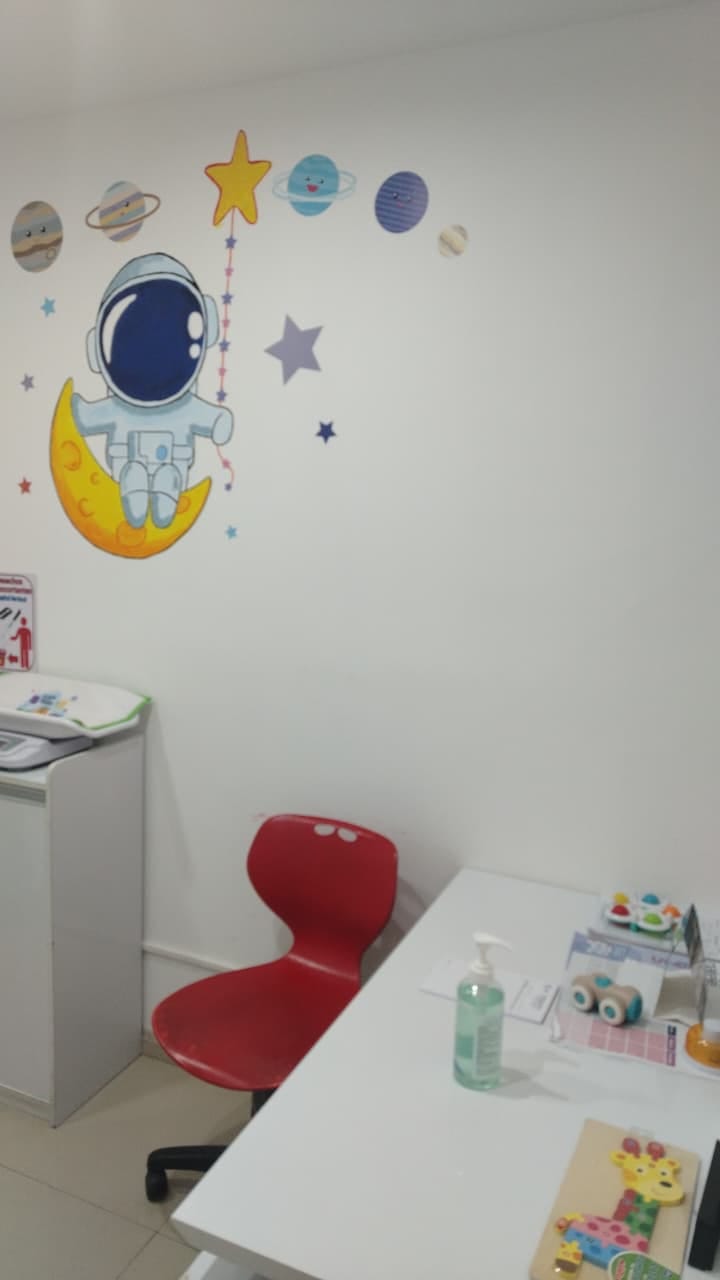 Sala de espera Kangarú Pedia con decoración infantil zona 11