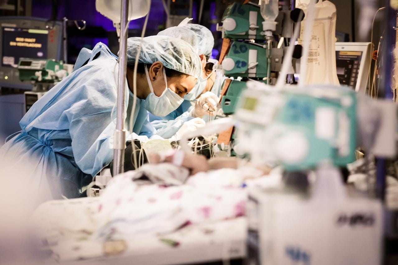 Dra. Fabiola Jurado atendiendo bebé de alto riesgo en Guatemala