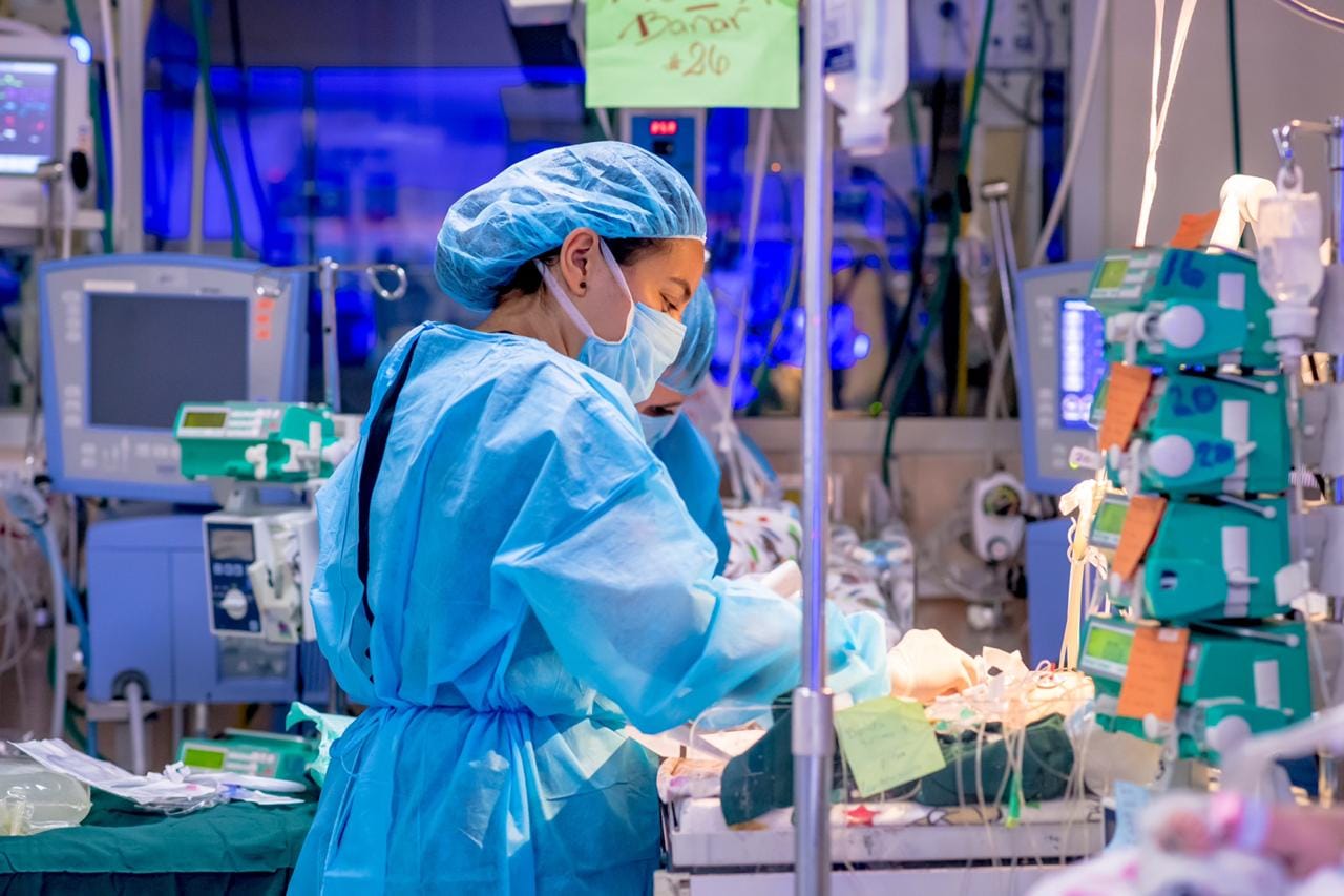 Pediatra zona 11 Guatemala cuidando bebé prematuro