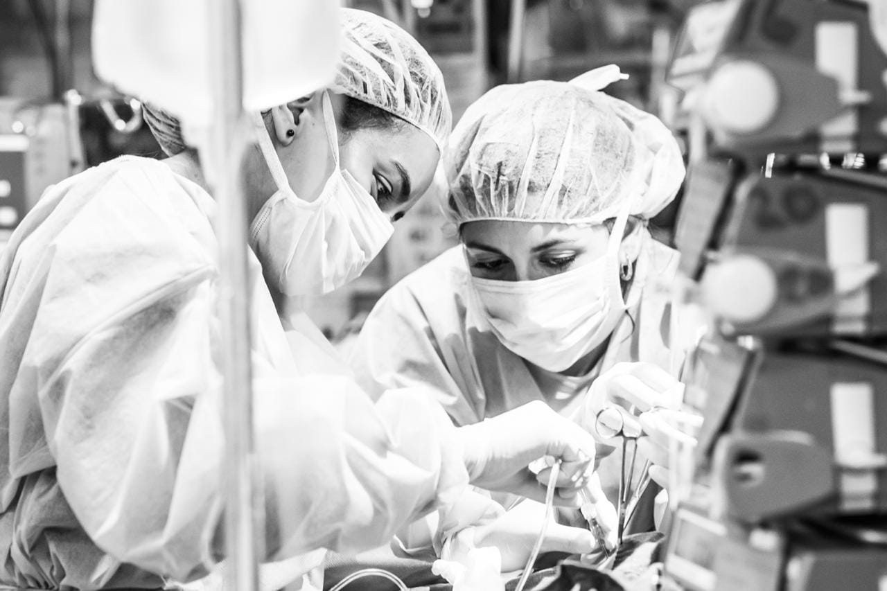 Dra. Faby durante procedimiento de cesárea