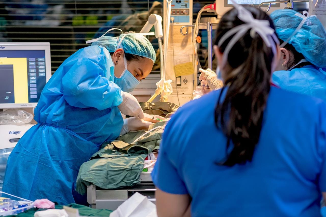 Dra. Faby con recién nacido de alto riesgo