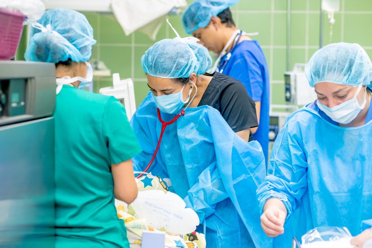 Dra. Faby atendiendo recién nacido prematuro