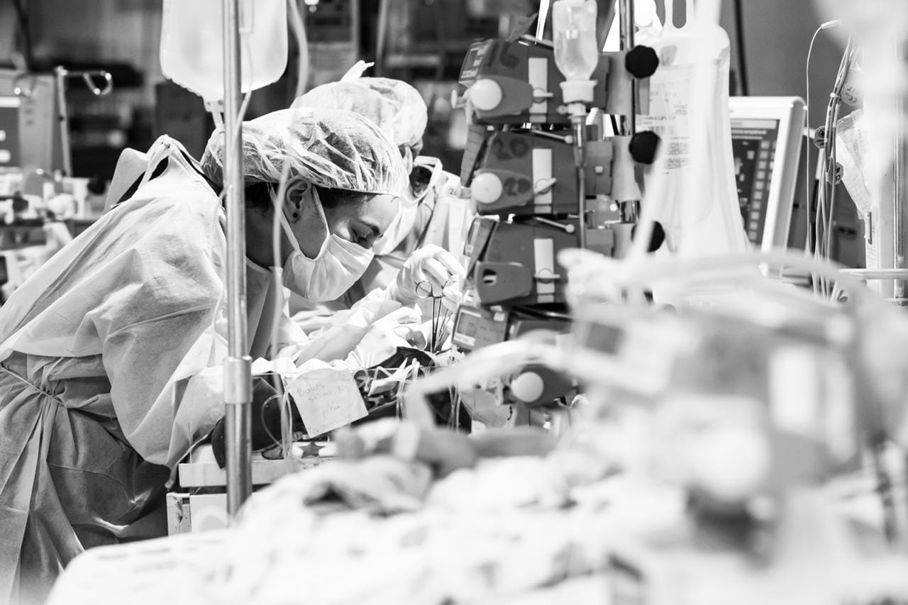 Neonatóloga Dra. Fabiola Jurado cuidando bebé prematuro