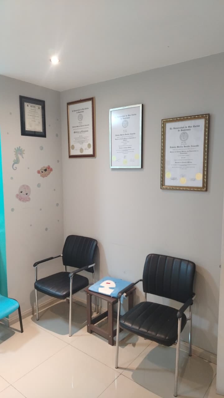 Sala de espera pediatra zona 11 Guatemala con certificados