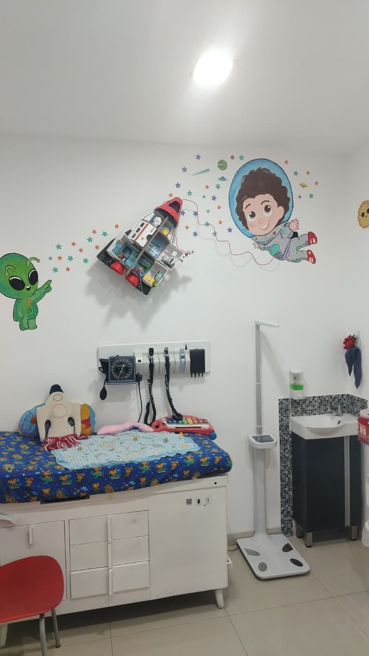 Consultorio infantil Dra. Faby con decoración temática espacial