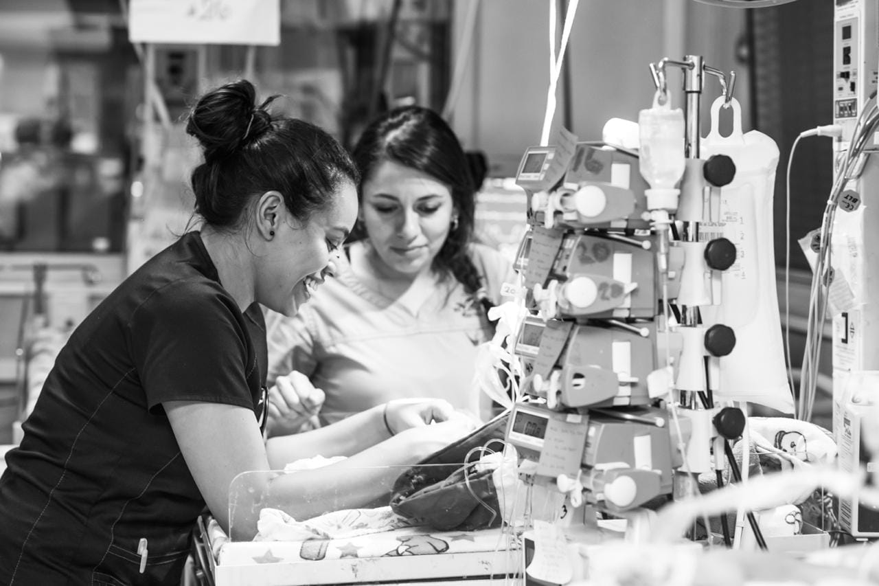 Dra. Fabiola Jurado con recién nacido en Guatemala