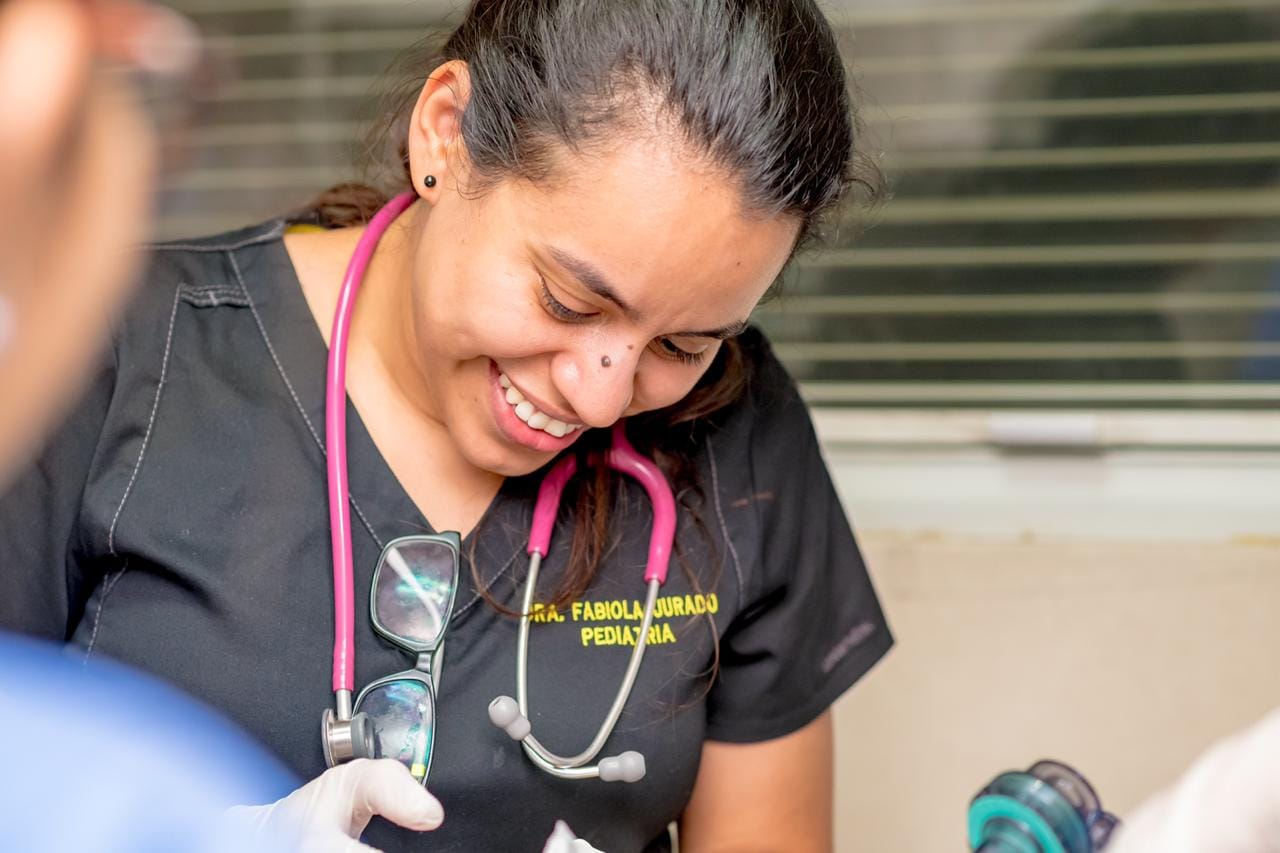 Dra. Faby en consulta pediátrica zona 11